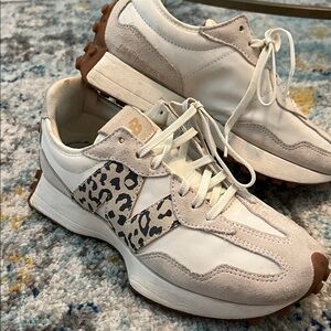 New Balance 327 size 7 White and Beige Sneakers